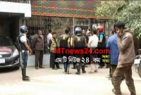 বিএনপি নেতার বাড়ি ঘিরে রেখেছে পুলিশ বিএনপি নেতার বাড়ি ঘিরে রেখেছে পুলিশ