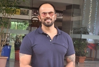 নায়িকা টাবুর শাড়ি ইস্ত্রি করেছেন আর এখন তিনি বিখ্যাত পরিচালক!