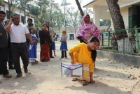 স্বপ্ন ছুঁতে হামাগুড়ি দিয়ে এসএসসি পরীক্ষা দিচ্ছে হেলেনা খাতুন