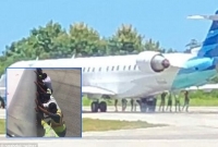  এবার ধাক্কা দিয়ে বিমান সরালেন যাত্রীরা!