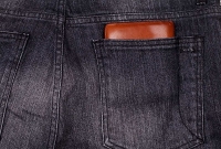 আপনি কী পিছনের পকেটে মানি ব্যাগ রাখেন?