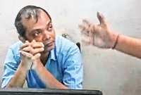 ‘এমন মারব না! বাইরে বেরতে দেবো না’, অধ্যাপককে নিগ্রহের ভিডিও প্রকাশ্যে ‘এমন মারব না! বাইরে বেরতে দেবো না’, অধ্যাপককে নিগ্রহের ভিডিও প্রকাশ্যে