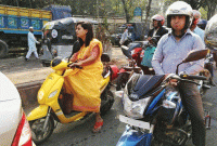 বাঙালি ললনার এই ছবি থেকে দৃষ্টি সরছে না