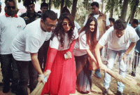 এফডিসি ঝাড়ু দিচ্ছেন রিয়াজ, পপি, জায়েদ ও কেয়া! কারণ কি জানেন?