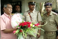 গোলাপ, মিষ্টি নিয়ে বাড়িতে পুলিশ! লজ্জায় লাল অভিযুক্ত গোলাপ, মিষ্টি নিয়ে বাড়িতে পুলিশ! লজ্জায় লাল অভিযুক্ত