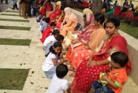  ভালোবাসা দিবসে মায়ের পা ধুয়ে ভালোবাসা নিবেদন