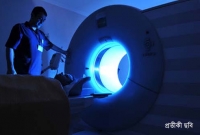 এক্স-রে মেশিনের মধ্যে ঢুকে পড়লেন মহিলা, অতঃপর.. এক্স-রে মেশিনের মধ্যে ঢুকে পড়লেন মহিলা, অতঃপর..