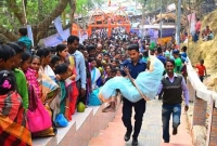 পুলিশ কনস্টেবল আফতাবের মানবিক দৃশ্য দেখে মুগ্ধ দেশবাসী