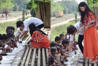 ভালোবাসা দিবসে পথশিশুদের খাইয়ে সোশ্যাল মিডিয়ায় ঝড় তুললো প্রেমিক যুগল