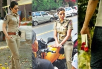 প্রেমিকা না থাকায় সুন্দরী নারী পুলিশকে প্রেমের প্রস্তাব, অতঃপর যুবকের..