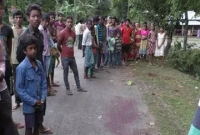 মাঝবয়সী এক ব্যক্তি প্রকাশ্যে কোপালেন মহিলাকে! তাঁরা স্বামী-স্ত্রীও নন, প্রেমিক-প্রেমিকাও নন