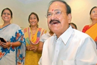 ‘চুমু খেতে থাকেন, অনুমতি নেয়ার প্রয়োজন নেই’