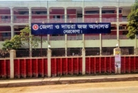 আদালতে বিচারককে লক্ষ্য করে টাকা ছুড়ে মারলেন নারী