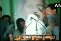 জনসভায় প্রকাশ্যে মুখ্যমন্ত্রীকে লক্ষ্য করে জুতো নিক্ষেপ!