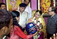 বিয়ে বাড়িতে হাজির হয়ে নববধূকে ‘হেলমেট’ দিলো পুলিশ