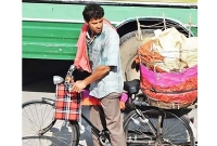 ‘সুপার-৩০’: রাস্তায় ঘুরে ঘুরে পাপড় বিক্রি করলেন সুপারস্টার হৃত্বিক রোশন