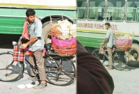 সাইকেলে পাঁপড় ফেরি করা এই বলিউড সুপারস্টারকে চিনতে পারছেন!  