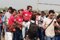 ১০ নম্বর জার্সিতে অধিনায়ক হিসেবে ফুটবল খেললেন শাকিব খান,  জিতলেন ৪ গোলে