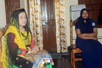 ছাত্রলীগ নেতার বাড়িতে অবস্থান নেয়া যুবলীগ নেতার স্ত্রীকে যা করলো পুলিশ