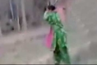 হামলাকারীদের পিটিয়ে স্বামীকে বাঁচালেন স্ত্রী!