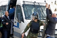 মার্কিন প্রতিনিধিদলের দিকে ছুটে এলো অসংখ্য জুতা ও ডিম!