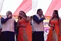 তিন সুন্দরীর সাথে ‘আমরা অমরসঙ্গী’ গানে মঞ্চ কাঁপালেন সাবেক মন্ত্রী!
