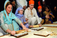 ভক্তদের জন্য রুটি বানালেন কানাডার প্রধানমন্ত্রী ও তার স্ত্রী