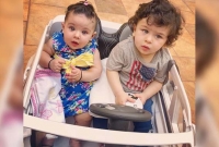 ছোট্ট তৈমুরের সাথে খেলায় মত্ত এই শিশু কন্যাটি কে?