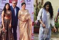 পরিবার দুবাই: মায়ের মৃত্যুতে শোকবিহ্বল মেয়ে জাহ্নবীকে মুম্বাইয়ে সামলালেন যিনি!