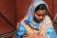 স্ত্রীর মর্যাদার দাবিতে স্বামীর বাড়ির সামনে সন্তানসহ অবস্থান