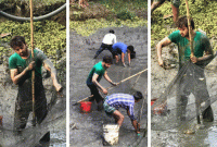 গ্রামের বাড়িতে গিয়ে জলাধারে মাছ ধরছেন সাইমন