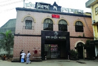 পুরান ঢাকার কেন্দ্রীয় কারাগারের সামনে আগুন