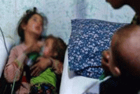 সিরিয়ায় রাসায়নিক গ্যাস হামলায় ছোট বোনকে মাস্ক পরিয়েই মৃত্যুর কোলে বড় বোন