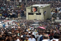শ্রীদেবীর শেষ যাত্রায় বিদায় জানাতে জনসমুদ্রে পরিণত হলো মুম্বাইয়ে রাজপথ