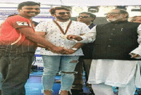 প্যান্ট বিক্রেতার তিন দিনের ফাঁসি দাবি!