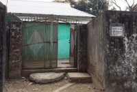 বাসাটি তালাবদ্ধ, হামলাকারীর বাবা-মা ও ভাইবোনেরা পালিয়েছে