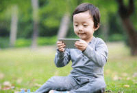 যে কারণে শিশুদের হাতে স্মার্টফোন দিবেন না
