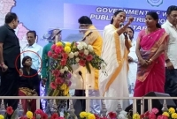  মঞ্চে উঠে মুখ্যমন্ত্রীর পায়ে ঝাঁপ, জীবনটাই বদলে গেল রাবেয়ার!