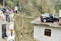 এটাও কি সম্ভবঃ কিছুই হলো না চালক ও গাড়ির!