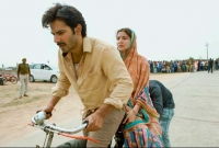 টানা ১০ ঘণ্টা সাইকেল চালিয়ে রেকর্ড গড়লেন বরুণ ধাওয়ান!