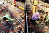  পুলিশ আসতেই জেগে উঠল ট্রেনে কাটা ব্যক্তি, হাত ধরে বলল...!