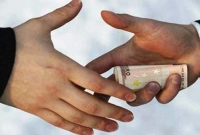 যশোরে এক দারোগার কাছ থেকে ঘুষ নিলেন আরেক দারোগা