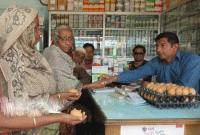 টাকার পরিবর্তে ডিম দিয়ে ভিক্ষা দেন তিনি