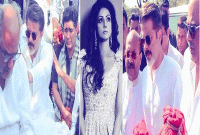 শ্রীদেবীর অস্থি বিসর্জন দিতে গিয়ে শিশুর মতো কাঁদলেন বনি কাপুর