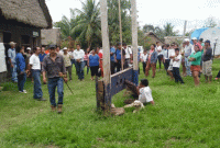 দুর্নীতির দায়ে মেয়রকে তক্তার সঙ্গে বেঁধে যে অদ্ভুত সাজা দিলো সাধারণ জনগণ