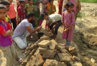 রাজবাড়ীতে মাটির ঢিবি খুঁড়তেই বেরিয়ে আসতে লাগলো.. রাজবাড়ীতে মাটির ঢিবি খুঁড়তেই বেরিয়ে আসতে লাগলো..