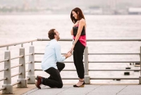 প্রপোজ করার সময় হাঁটু গেড়ে কেন বসে ছেলেরা? কারণ জানলে অবাক হবেন!