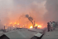 বস্তিতে আগুন লেগে পুড়ে গেল ২৫ হাজার মানুষের বসতবাড়ি