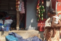 ‘কয়টা ভাত দে না- বাচ্চাডারে খাওয়াই’