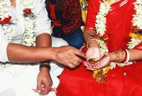 বিয়ের ছয়দিনের মাথায় প্রেমিকের সাথে নববধূর বিয়ে দিলেন স্বামী